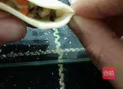 Illustration of how to make cabbage and pork dumplings (wheat dumpling making method) 8