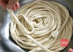 Illustration of how to make hand-pulled fried noodles 6