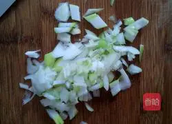 Illustration of how to make green pepper and potato pancakes 1