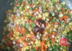 Illustration of how to make corn and meat fried rice 3