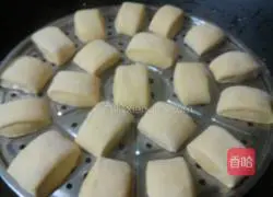 Illustration of how to make pumpkin milk-flavored steamed buns 17