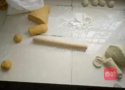 Illustration of how to make pumpkin blossom steamed buns 1