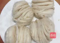 Illustration of how to make five-spice rolls 14