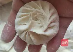 Illustration of how to make mutton and carrot buns 16