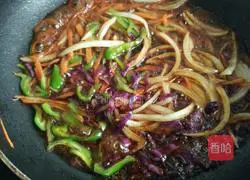 Illustration of how to make sausage fried noodles 10