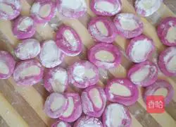 Illustration of making dragon fruit skin dumplings 4