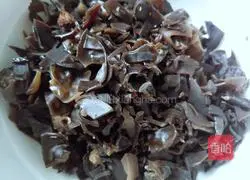 Illustration of how to make leek and egg vermicelli dumpling filling 2