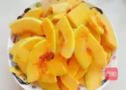 Illustration of how to make pumpkin flower roll steamed buns 1