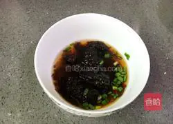 Illustration of how to make fresh meat wontons 13