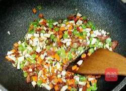 Illustration of how to make fried rice with mushrooms and green beans 4