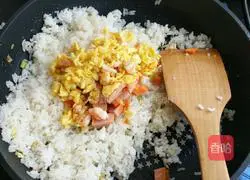 Illustration of how to make egg, shrimp, ham and fried rice 10