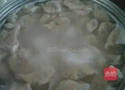 Illustration of how to make pork, fungus and radish dumplings 11