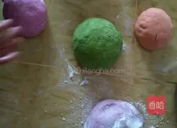 Illustration of how to make colorful vegetable juice dumplings 2