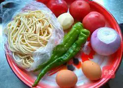 Illustration of how to make fried noodles with tomatoes and eggs 1