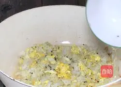 Illustration of how to make fried rice with chives and eggs 4