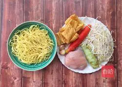 Illustration of making cold noodles with shredded chicken 1