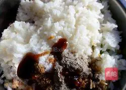 Illustration of how to make glutinous rice and shrimp siomai 7