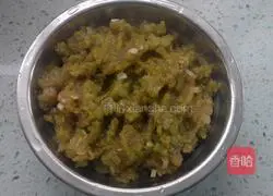 Illustration of how to make Longli fish and celery dumplings 4