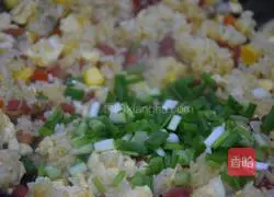 Illustration of how to make bacon and egg fried rice 8