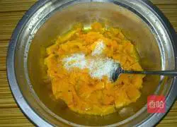 Illustration of how to make fried pumpkin pie 1