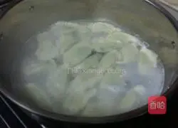 Illustration of how to make leek and zucchini dumplings 11