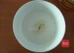 Illustration of how to scoop glutinous rice balls, yogurt and fruit 11