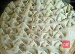 Illustration of how to make wild vegetable and meat dumplings 4