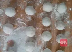 Illustration of homemade fried glutinous rice balls 3