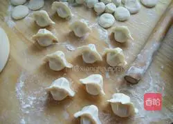Illustration of how to make red meat dumplings 10