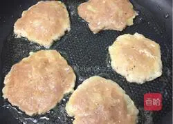 Illustration of how to make pan-fried potato and pork pie 8