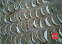 Illustration of how to make three fresh stuffed dumplings 11