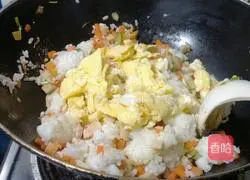 Illustration of how to make egg fried rice 14