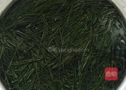 Illustration of how to make pine needle steamed buns 1