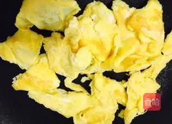 Illustration of how to make stir-fried noodles with leek seedlings, foie gras and eggs 7