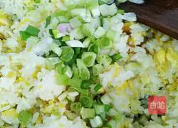 Illustration of how to make nut golden fried rice 7