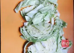 Illustration of how to make fried rice with cabbage, minced meat and eggs 1