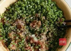 Illustration of how to make pork and cowpea dumplings 7