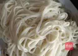 Illustration of how to make noodles with scallion oil 4