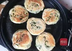 Illustration of how to make scallion pancakes 12