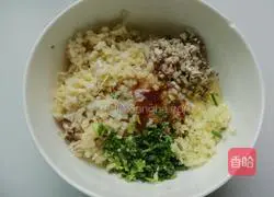 Illustration of how to make bamboo shoots and pork dumplings 3