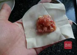 Illustration of how to make fresh meat and water chestnut wontons 7