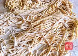 Illustration of how to make beef sauce noodles 10