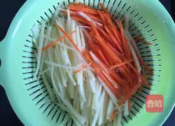 Illustration of how to make shredded potato pancakes 9