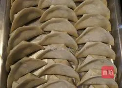 Illustration of how to make leek and pork dumplings 7