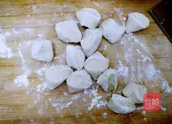 Illustration of how to make dumplings stuffed with squid and three delicacies 14