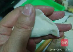 Illustration of how to make fresh meat and water chestnut dumplings 15