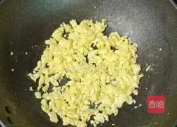 Illustration of how to make carrot, fungus, and egg fried rice 6