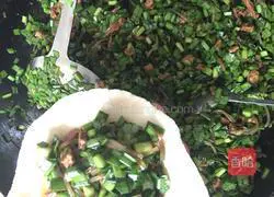 Illustration of how to make leek and pork vermicelli buns 5