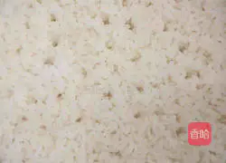 Illustration of how to make colorful egg fried rice 1