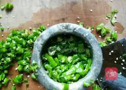 Illustration of how to make chili sauce (used for spreading steamed buns) 2